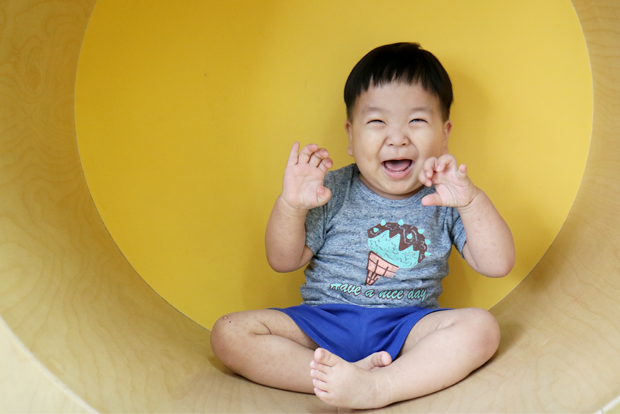 ‘까르르’ 카메라를 향해 활짝 웃고 있는 현우