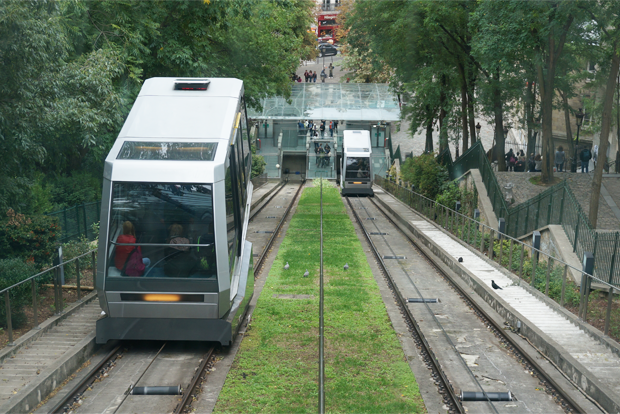 파리 몽마르트 언덕을 오르는 열차 푸니쿨라