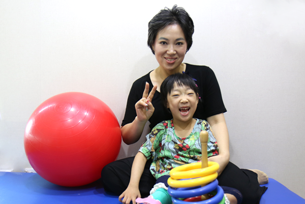 현대모비스의 나눔으로 재활치료를 받게 된 라헬이와 엄마 김복희 씨