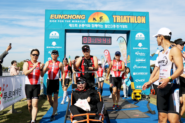 ‘제5회 은총이와 함께하는 철인3종경기대회’에서 결승점을 통과하고 있는 은총부자