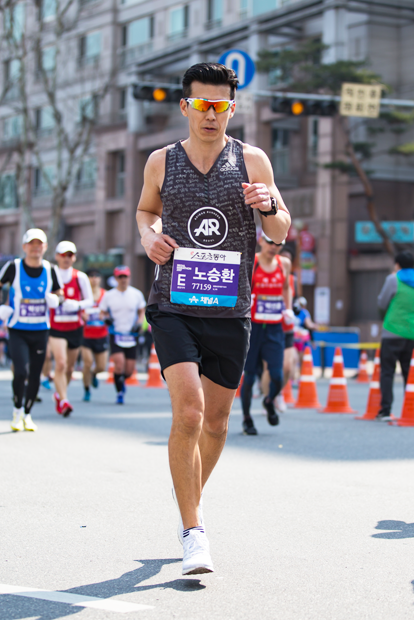 서울국제마라톤대회에서 생애 첫 마라톤 풀코스를 달리고 있는 션 홍보대사. 