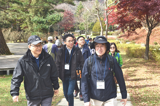 푸르메재단 기부자모임 한걸음의 사랑 2주년 기념 대관령 양떼목장을 걷고 있는 정호승 시인과 한걸음의 사랑 회원들