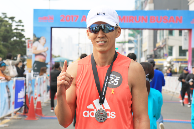 ‘2017 아디다스 마이런 부산’에서 완주를 마치고 활짝 웃고 있는 션 홍보대사.