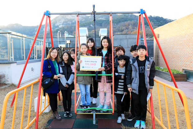 아나바다장터 성금을 기부한 수리초등학교 6학년 학생들