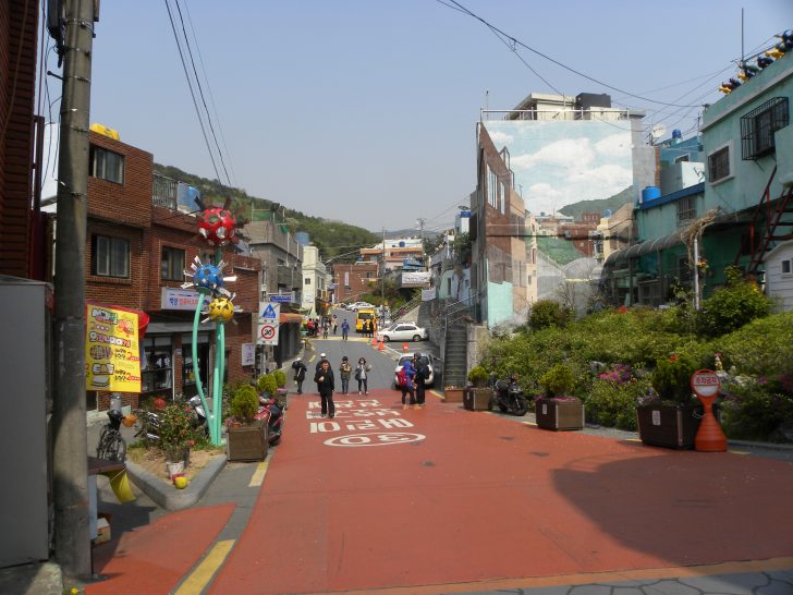 ▲ 부산 감천동 문화마을의 초입. 민들레 홀씨를 형상화해 마을주민들의 희망을 담은 ‘달콤한 민들레의 속삭임’ 작품