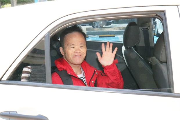 낮 활동을 마치고 요양원으로 돌아가는 길 “내일 또 만나요!”