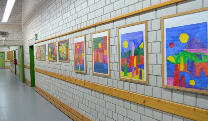 ▲ 카리타스 작업장 복도에는 장애인들이 그린 그림이 걸려있다. 마치 화랑에 온 것 같은 느낌이다. 장애인들에게 일과 여가의 균형을 강조하는 것 같았다.