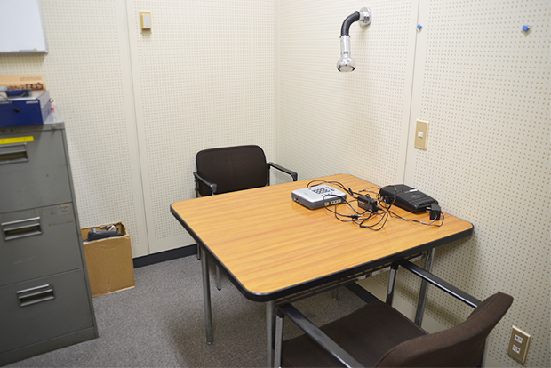 ▲ 자원봉사자가 시각장애인에게 책을 읽어주는 서비스를 제공하는 대면낭독실.