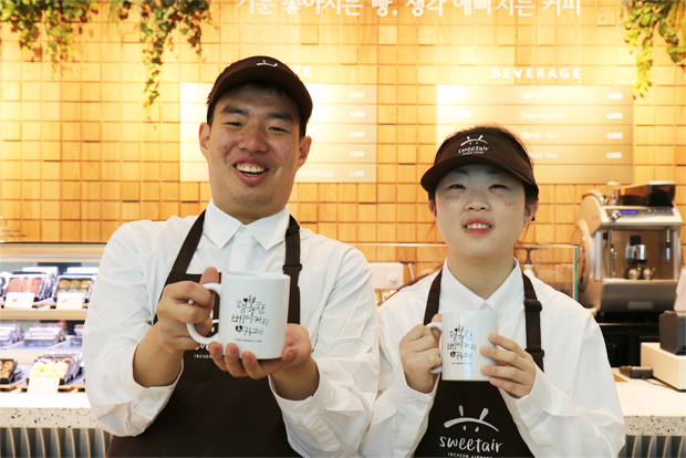 행복한베이커리&카페의 새로운 매장에서 일하게 된 이장규·임수민 바리스타