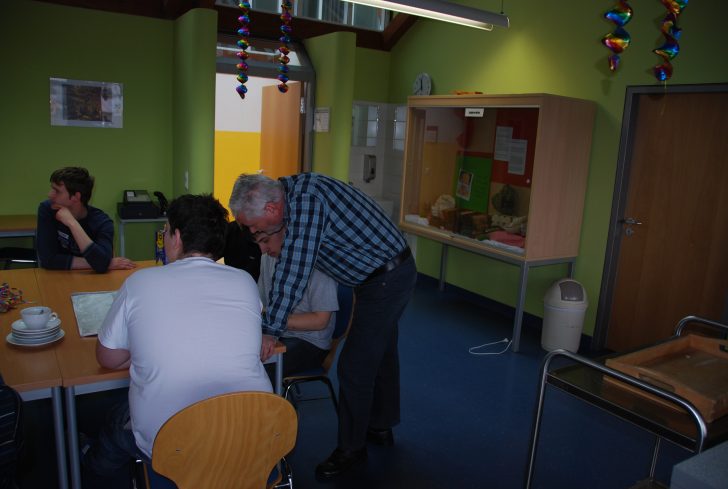 ▲ 기업이 참여하는 도제식 훈련에서 마스터로부터 설명을 듣고 있는 학생들의 모습