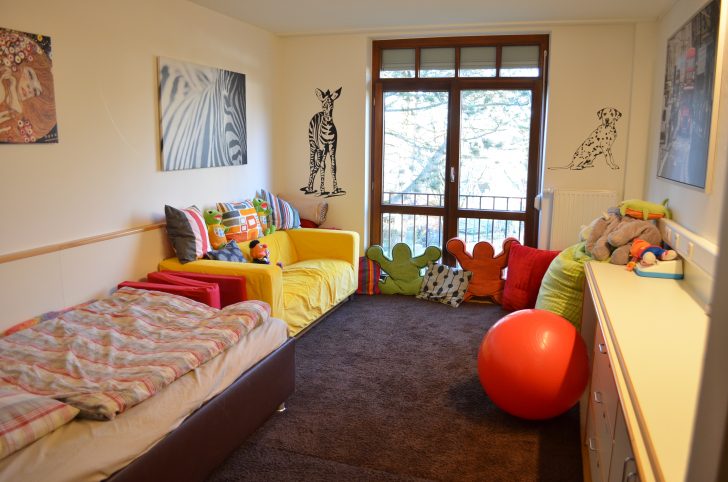 ▲ 바닥재, 가구, 액자, 소품 등 방을 꾸미는 모든 것을 장애인 본인이 결정한다. 장애인의 안전을 위해 액자를 벽에 못을 박아 고정시키는 작은 배려를 통해서도 이 방의 주인이 시설이 아닌 장애인 개인임을 느낄 수 있다.