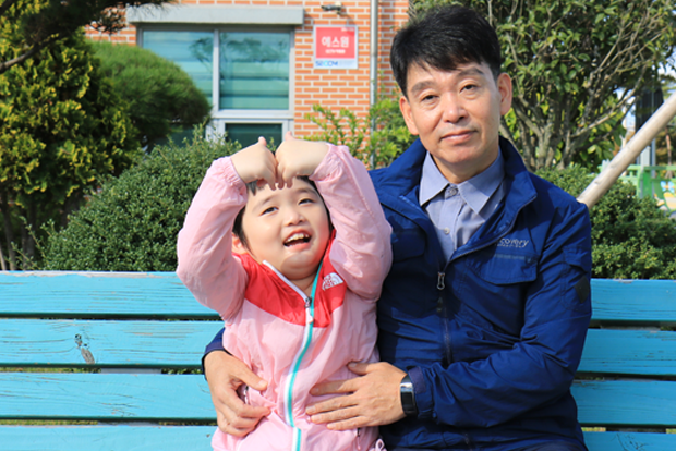 카카오의 지원으로 재활치료를 받게 된 자빈이와 아빠 서영석 씨