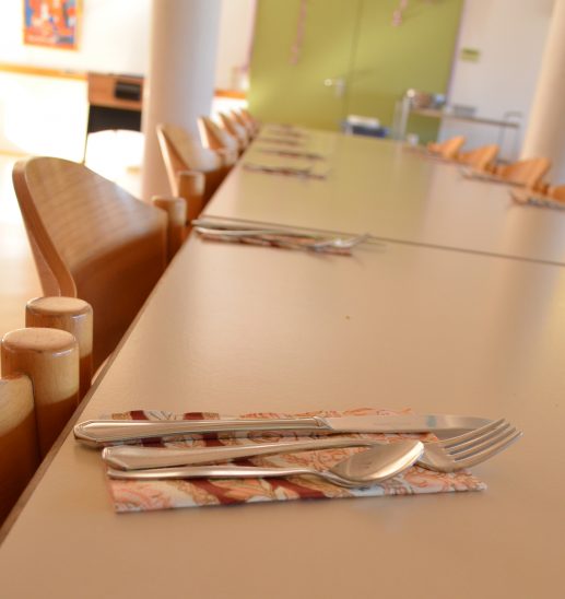 ▲ 점심시간을 준비하고 있는 식당의 식탁 모습. 간결하고 정성스럽게 놓여 있는 수저와 포크가 카리타스 작업장에서 근무하는 장애인들을 얼마나 대우하고 있는지 짐작케 한다.