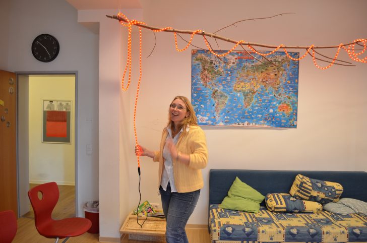 ▲ 도미니쿠스 링아이젠 마이작의 운영책임자 킬러만 씨. 전반적인 운영에 대한 안내를 마친 후 각 방의 요소요소를 직접 보여주는 그녀에게서 즐겁게 생활하는 장애인들의 모습이 그려진다.