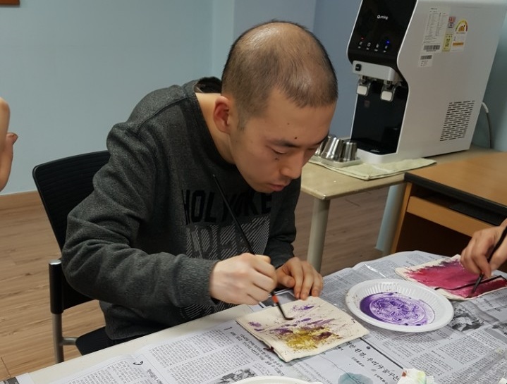 주간보호센터에서 미술 프로그램을 진행 중인 봉준 씨. 사진=꿈자람터장애인주간보호센터 제공