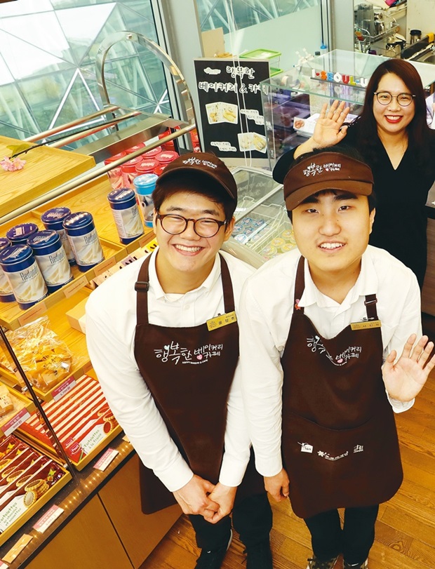 ‘장애인의 날’인 지난 20일 서울도서관 ‘행복한 베이커리&카페’에서 윤장호·서진욱 바리스타(왼쪽부터)와 은신애 서울시 사회협력팀장이 활짝 웃고 있다. 정용일 기자