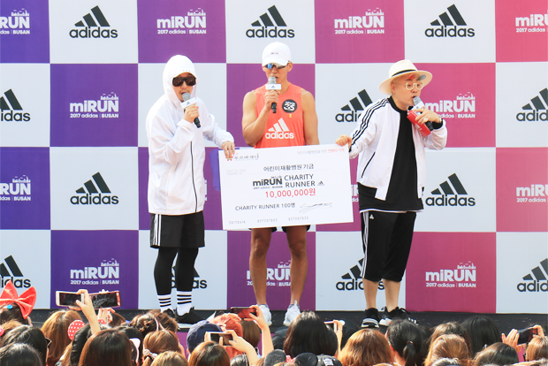 션 홍보대사가 ‘2017 아디다스 마이런 부산’에서 시민 99명과 함께한 참가비 전액을 어린이재활병원원 기금으로 전달하고 있다.