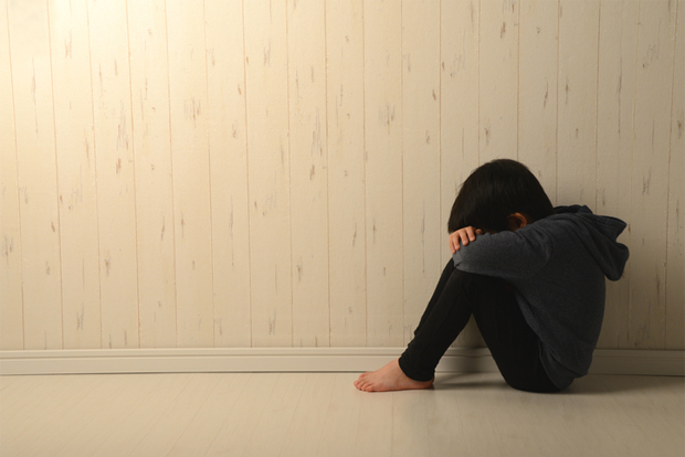 혼자 웅크리고 있는 아이