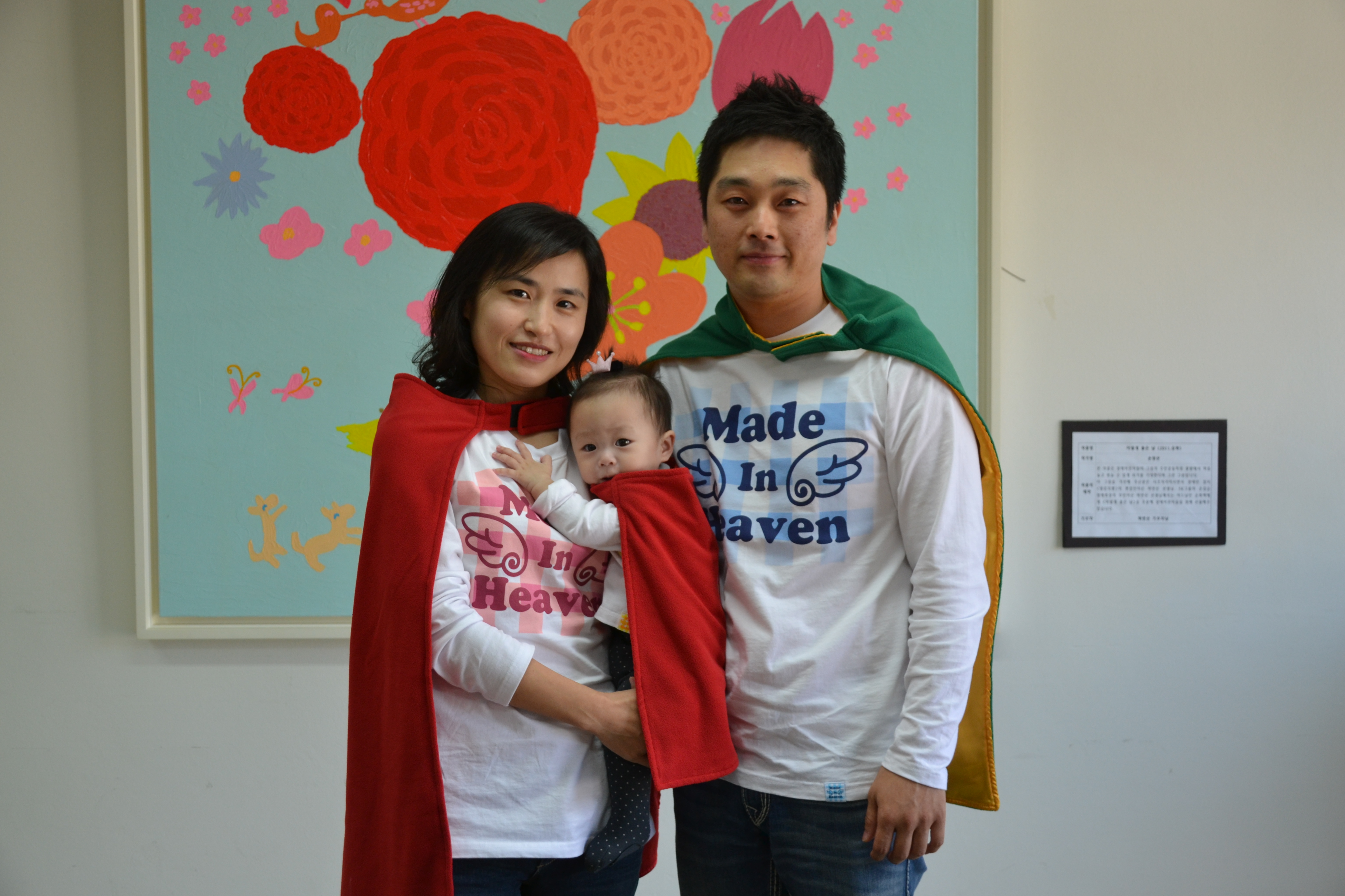 ▲ 장애어린이들이 기다리는 ‘영웅’이 된 가족의 인증 사진. 세 사람이 평생 꺼내볼 소중한 순간일 것이다.