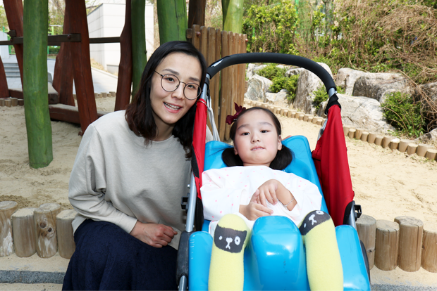 마음껏 치료를 받게 되길 희망하는 이가은 어린이와 어머니 권미영 씨