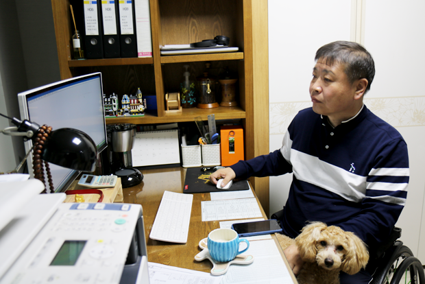 전문 엔지니어 딜러인 김창기 님이 컴퓨터로 작업하는 모습