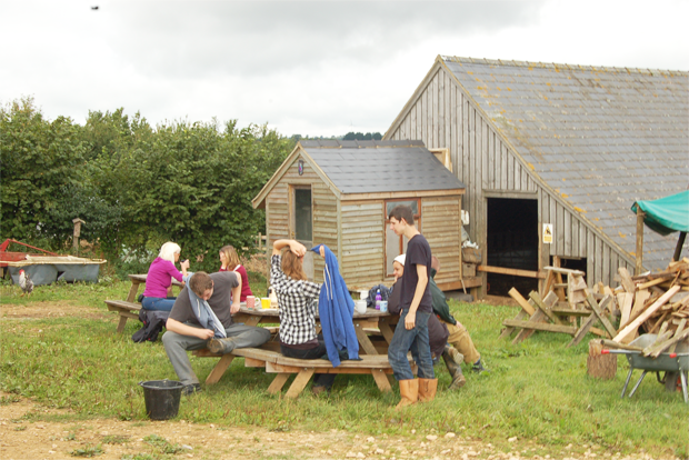작업 중 휴식하고 있는 러스킨 밀 대학 학생들