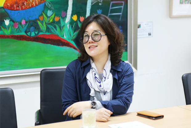 장애어린이와 가족들이 자신의 그림으로 위안을 받길 바란다는 미긍주혜 작가