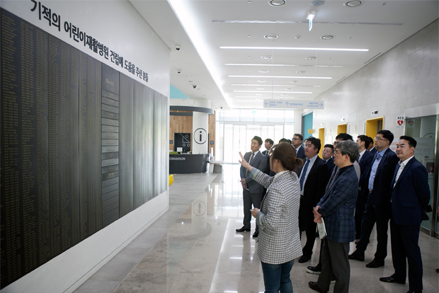 푸르메재단 넥슨어린이재활병원을 둘러보고 있는 대한미용성형레이저의학회