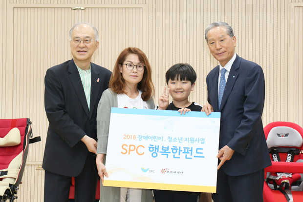 강지원 푸르메재단 이사장에게 SPC행복한펀드를 전달한 조상호 SPC그룹 총괄사장(오른쪽)