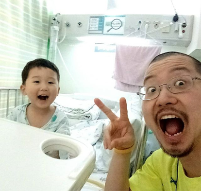 퇴원을 앞둔 아들과 활짝 웃고 있는 모습