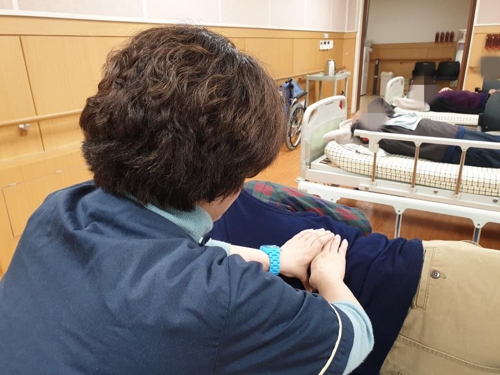 지난달 29일 서울 용산구 구립한남데이케어센터에서 안마 봉사활동 중인 시각장애인. [촬영 김다혜] 