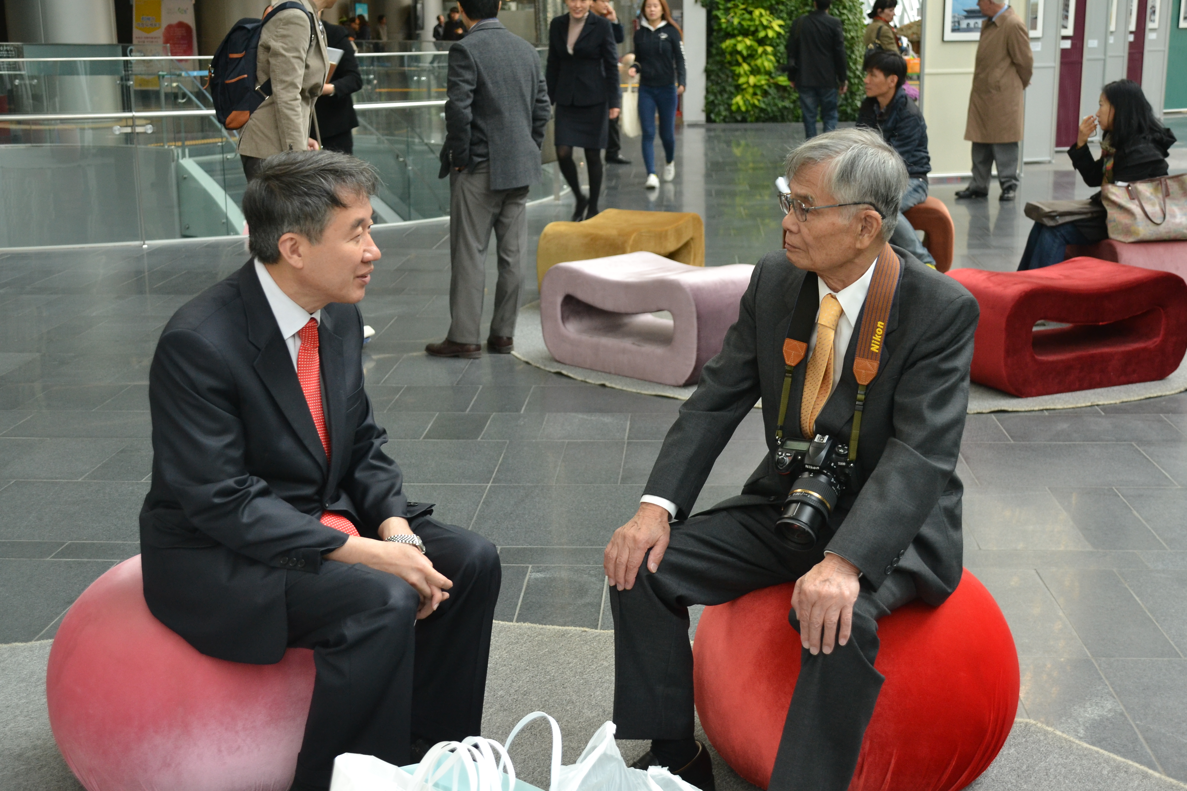 ▲ 구텐백 백경학 상임이사와 이야기를 나누고 있는 노무라 할아버지