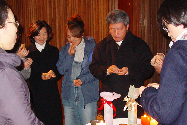 2003년 시립서울장애인종합복지관 직원 연수 때의 이은정 센터장(왼쪽에서 세 번째)