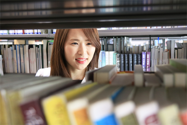  수업과 도서관 업무로 바쁘지만 어린이재활병원에 대해 늘 관심을 기울이는 박주희 기부자.