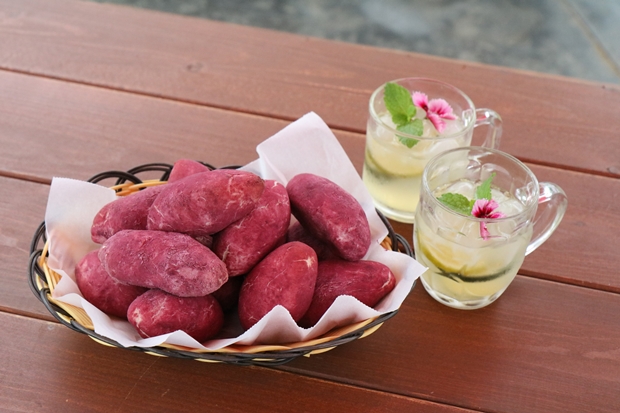 서울농원의 야심 찬 신메뉴 고구마빵과 꽃차청 에이드. 달콤하고 고소한 빵과 상큼한 꽃차 에이드는 보기도 좋고 맛도 좋았다.