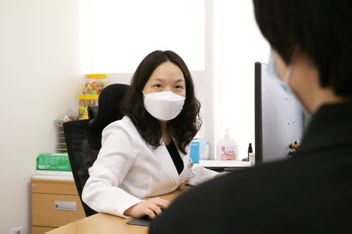 “환자나 보호자와 상담하면서 그들의 어려운 점을 알게 되고 자연스럽게 치료 프로그램 아이디어로 연결이 돼요.”