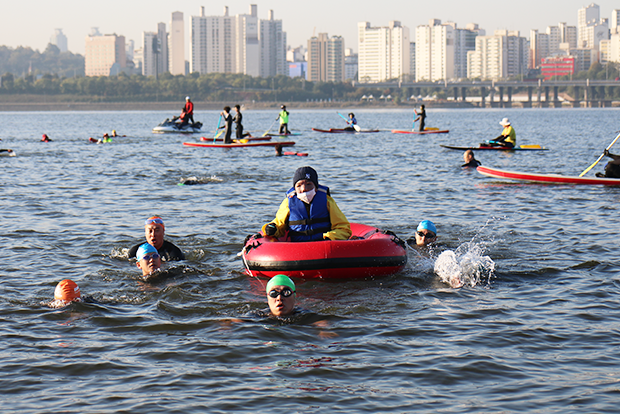 한강 물살을 가르고 있는 은총아빠 박지훈 씨