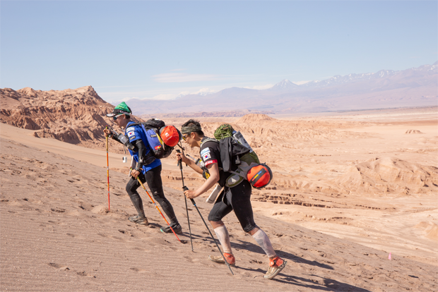 발톱이 빠지는 고통을 견디며 아타마카사막을 달린 두 청년