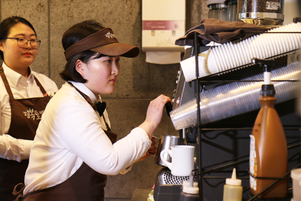 라떼아트를 위해 스팀우유를 준비하고 있는 이혜윤 바리스타