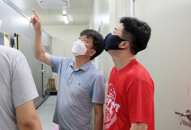 가공동 시설을 점검하는 김병두 대표와 김상우 재배팀장