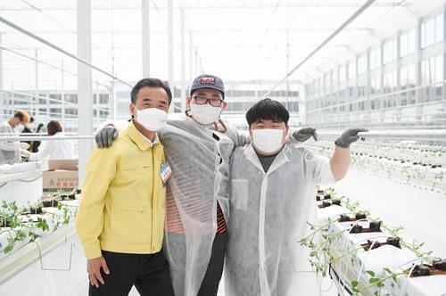 이항진 여주시장(왼쪽)과 푸르메여주팜 장애 청년 [사진=연합뉴스]