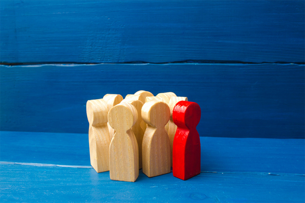 무리에서 외로움을 느끼는 사람