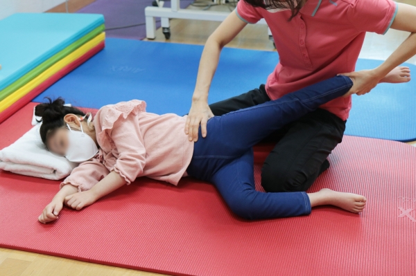 장애어린이가 재활치료를 받고 있다.