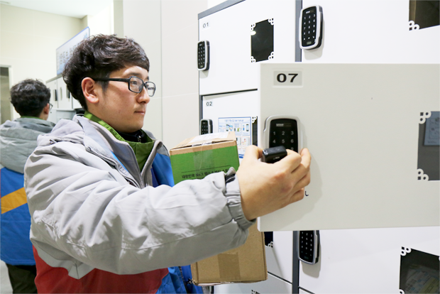 병원 보호자들이 찾아갈 수 있도록 무인택배함에 물건을 넣고 있는 강선우 님