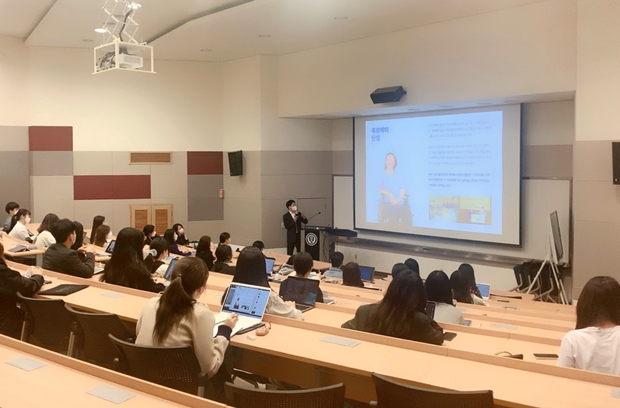 강연에 집중하고 있는 연세대 간호학과 학생들 