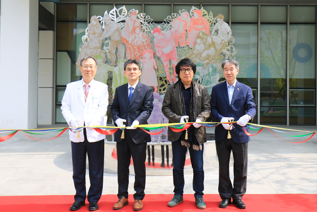 푸르메재단 넥슨어린이재활병원 상징 조형물 제작 기념식에서 백경학 상임이사, 임옥상 화백, 김부헌 홍보실장, 임윤명 병원장이 테이프를 커팅하고 있다(오른쪽부터).