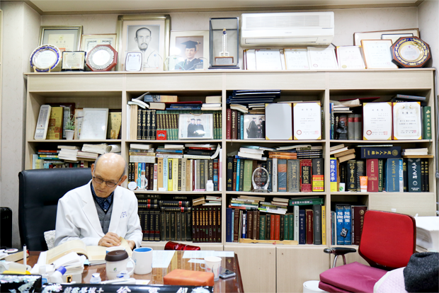 한의학 서적과 감사패‧감사장으로 빼곡한 서관석 원장의 진료실