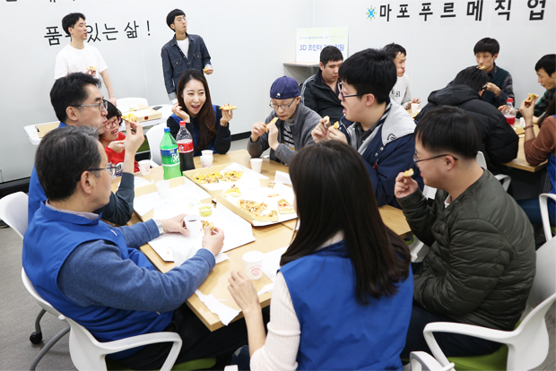 지난해 3월 마포푸르메직업재활센터 장애인들의 생일파티를 열어준 볼보자동차코리아 임직원들