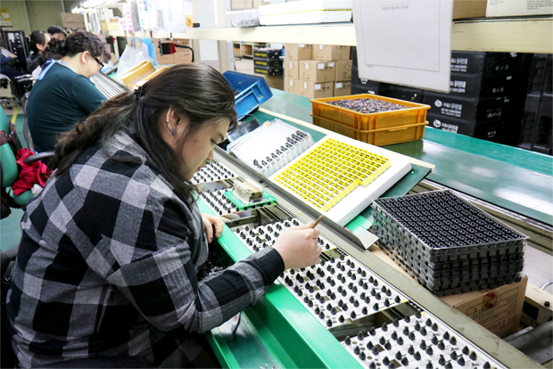 부품을 하나하나 꼼꼼히 검수하고 있는 한혜인 씨