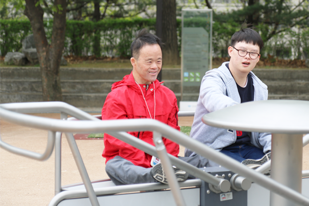 아침 운동 후 회전 재활기구를 타며 활짝 웃고 있는 문경 씨